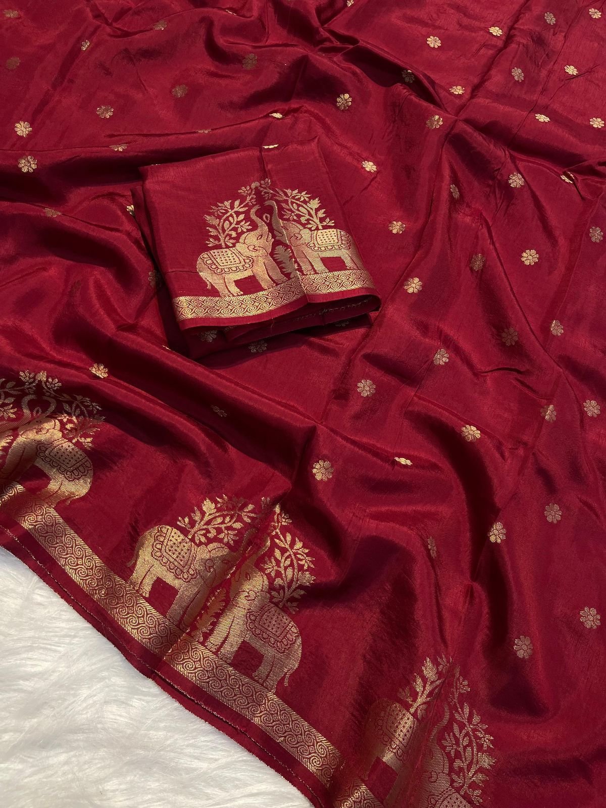 Viscose muslin cotton saree with jacquard weave double elephant weaving in border* Comes with running blouse fabric is pure and too soft