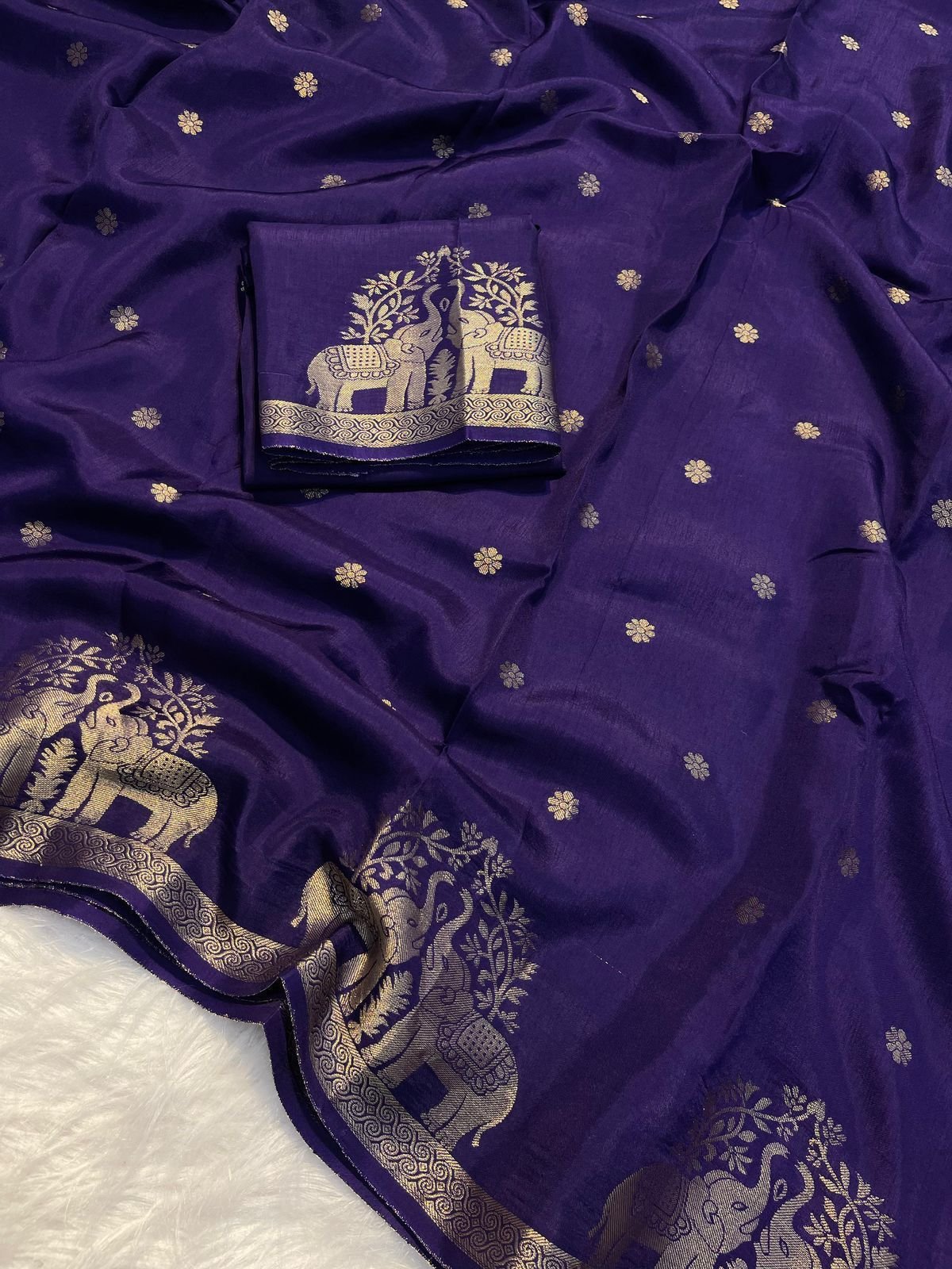 Viscose muslin cotton saree with jacquard weave double elephantweaving in border*Comes with running blousefabric is pure and too soft