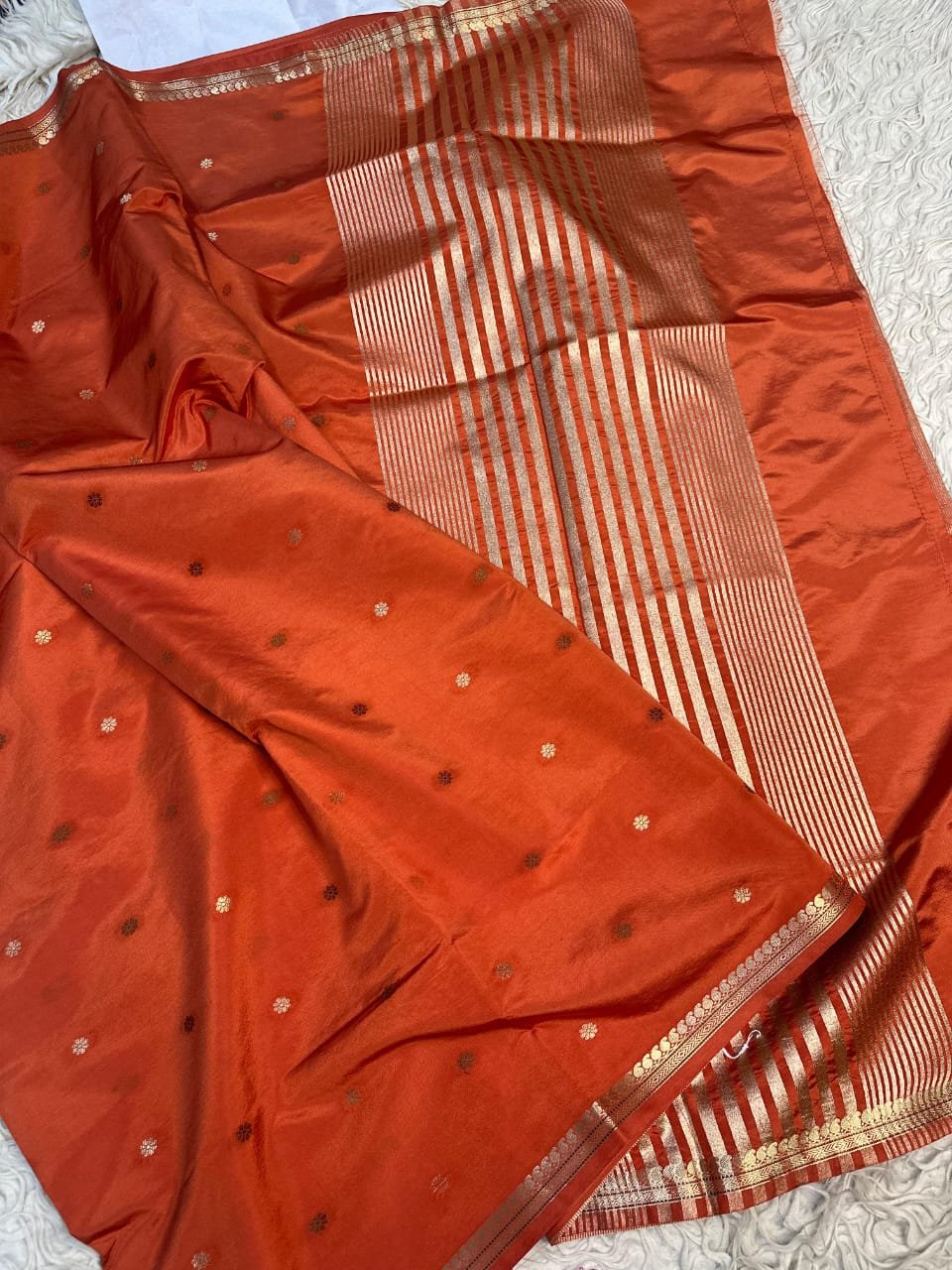 Premium crepe silk Banarasi sareeGold Zari weaving beautiful border❤️ and beautiful small buti body Rich jaquard palluWith zariblouse piece 3-4 days to Ship