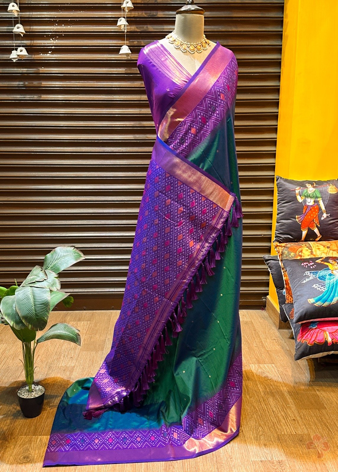 *semi soft silk kanjivaram sarees*All over *weaving buttas over body with contrast big _Pochampally ikkat resham woven border both sides and royal woven Pallu with tassels_*🧶Pairs with *contrast woven blouse*🧵