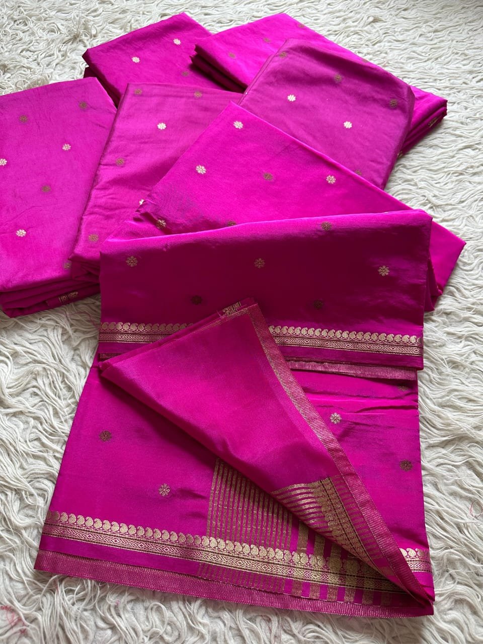 Premium crepe silk Banarasi sareeGold Zari weaving beautiful border❤️ and beautiful small buti body Rich jaquard palluWith zariblouse piece 3-4 days to Ship