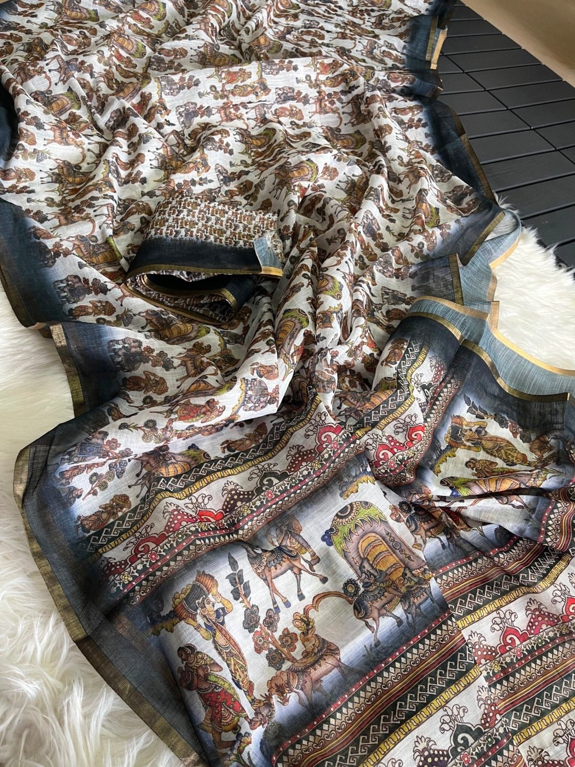 Linen saree with Kalamkari print on all over the sareeKalamkari pallu as shownWeaving border on either sideTeamed with printed blouse
