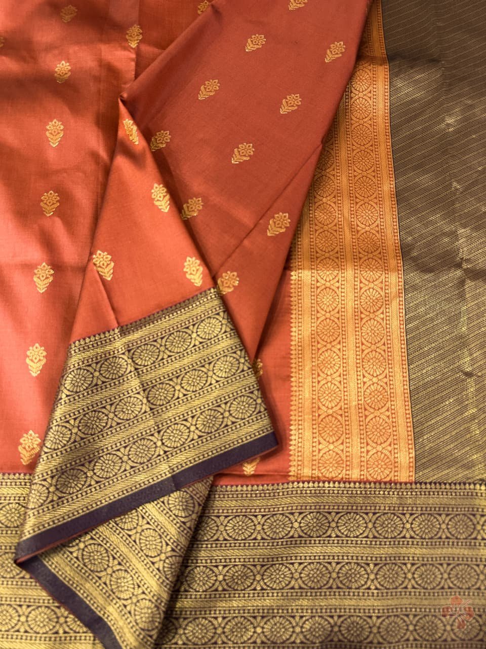Semi soft silk saree.. Features:All over *traditional butties in the body* *Contrast woven border* *Grand woven pallu with tassels* Pairs with *contrast brocade woven blouse*
