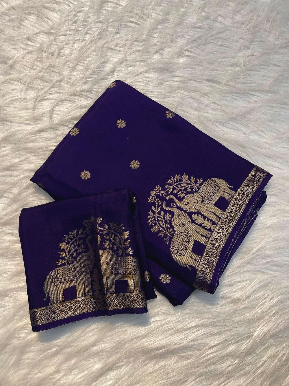 Viscose muslin cotton saree with jacquard weave double elephantweaving in border*Comes with running blousefabric is pure and too soft