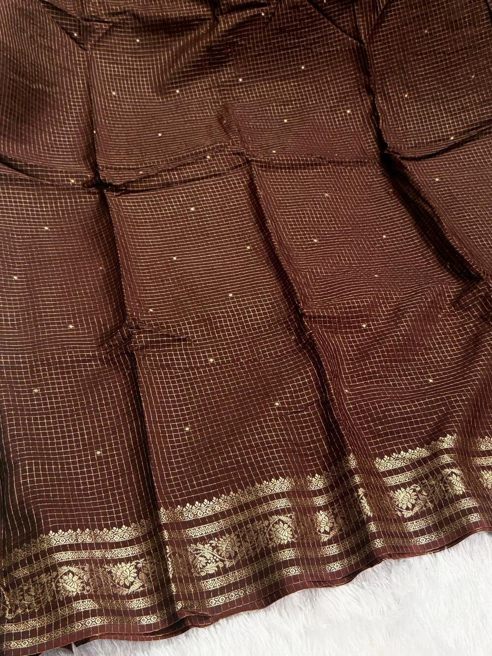 Viscose Russian ChexPure viscose russian chex saree with zari butti all over and zari border both sideswith running Zari lining chitt pallu and viscose jacquard weaving blouse