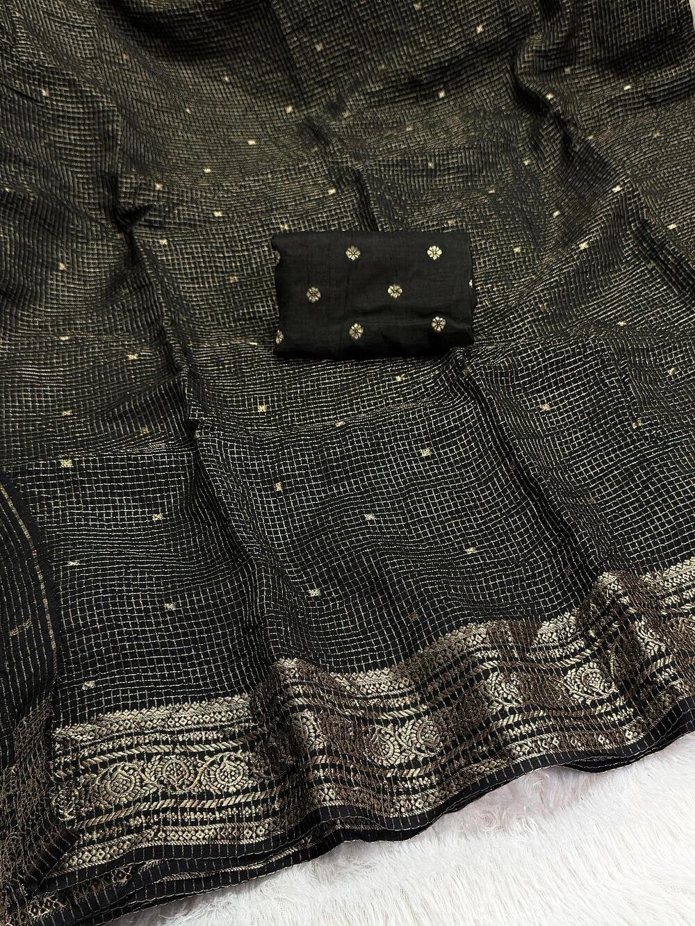 Viscose Russian ChexPure viscose russian chex saree with zari butti all over and zari border both sideswith running Zari lining chitt pallu and viscose jacquard weaving blouse