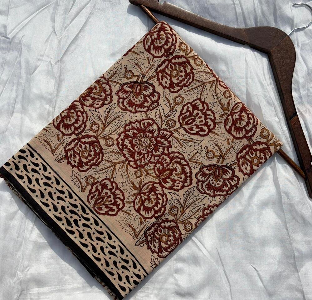 Cotton mulmul 🍁Soft pure cotton mulmul Hand block printed saree with blouse piece.....🍁Size 6.5 with blouse Natural dye n colour 👌Pure cotton (92*80) super dyeing👌