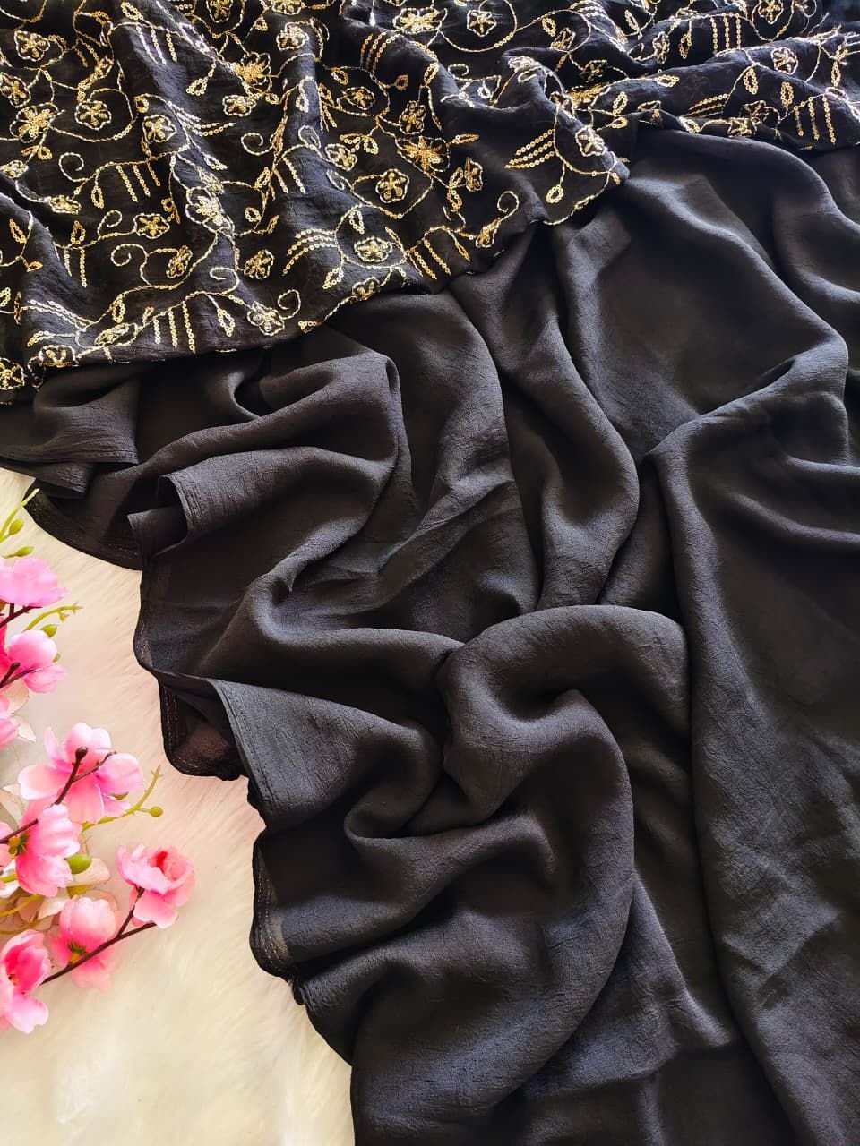 *SAREE-BLOUSE COMBO*Rangoli crush😻 Soft Crush Rangoli Saree with crush effect on itPaired with sequence embroidery work blouse