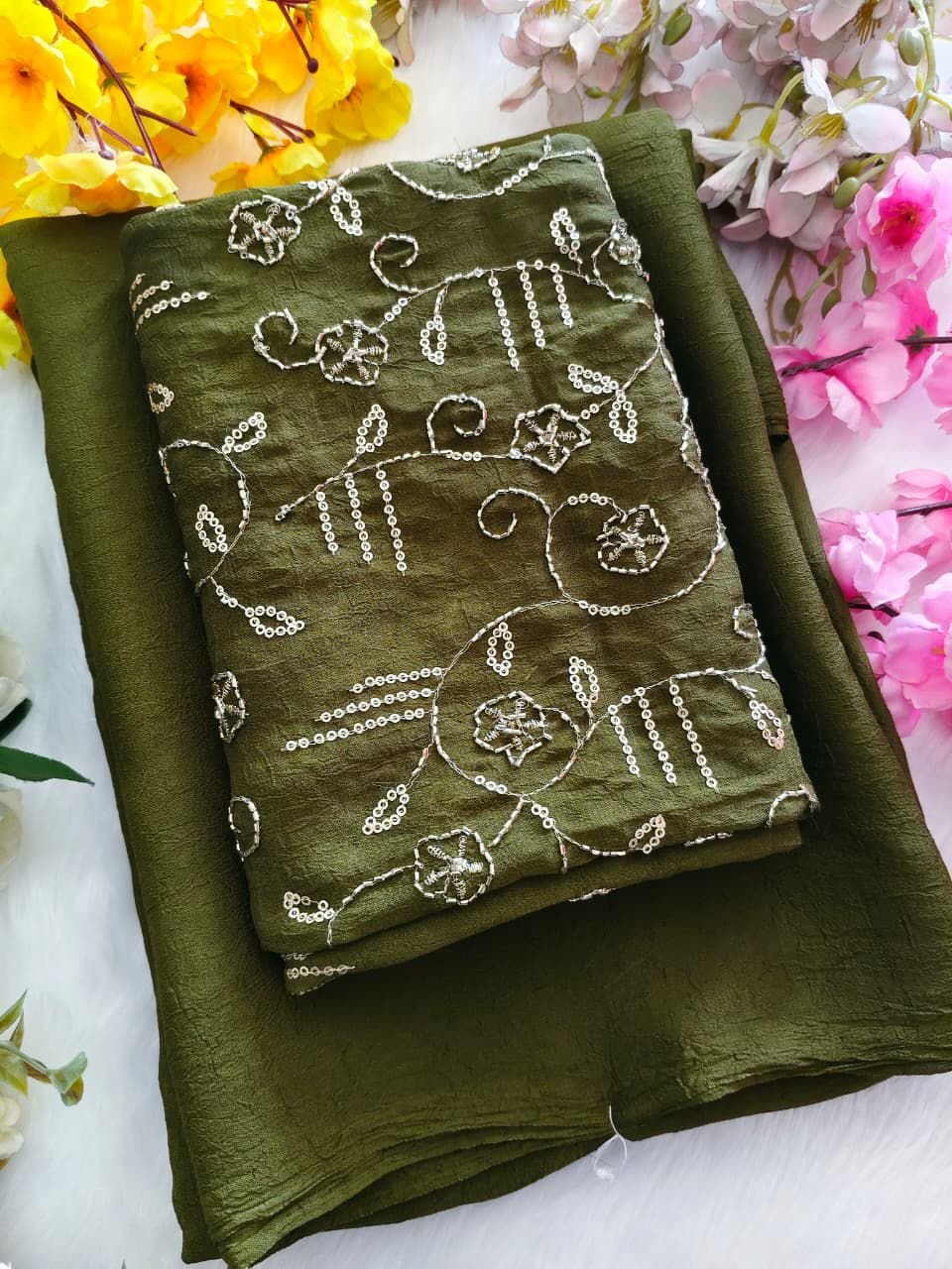 *SAREE-BLOUSE COMBO*Rangoli crush😻 Soft Crush Rangoli Saree with crush effect on itPaired with sequence embroidery work blouse