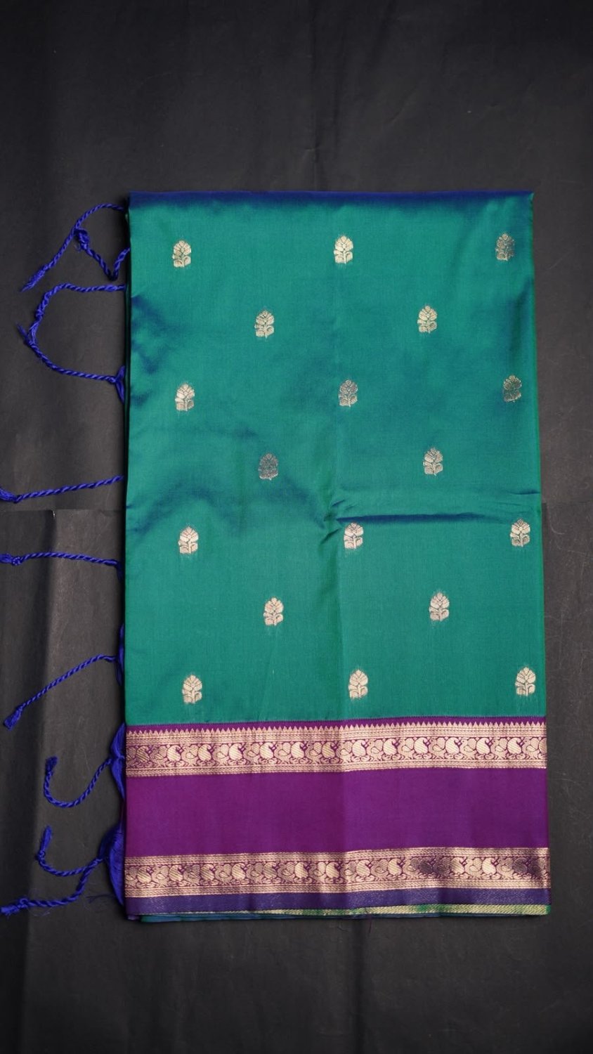 Semi soft silk sarees* Having all over *traditional butties in the body with contrast woven border and grand woven pallu with exclusive tassels*🧶 Pairs with *contrast woven blouse*🧵