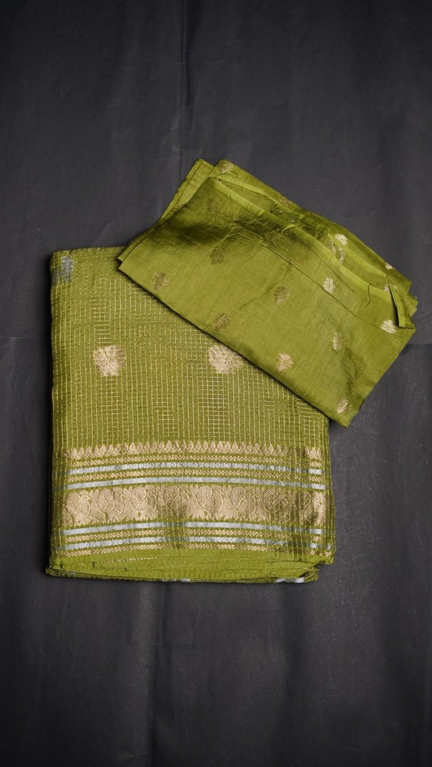 *Viscose Russian Chex* 🦌🦌Pure viscose russian chex saree with gold silver zari motifs all over and zariwoven traditional border both sideswith running Zari chitt pallu pair and viscose jacquard weavingTop quality assured