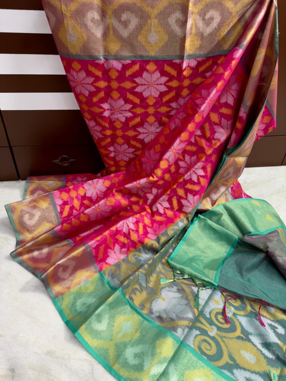 😍Pochampally Chanderi Cotton Saree😍  Latest barasi soft cotton fabric saree  Super Trending Alfi minakari contrast border design both side 😍 😍  Bnarasi big🌼 flowers designs weaving full body 😍   Rich Contrast Jaquard pallu  Contrast blouse