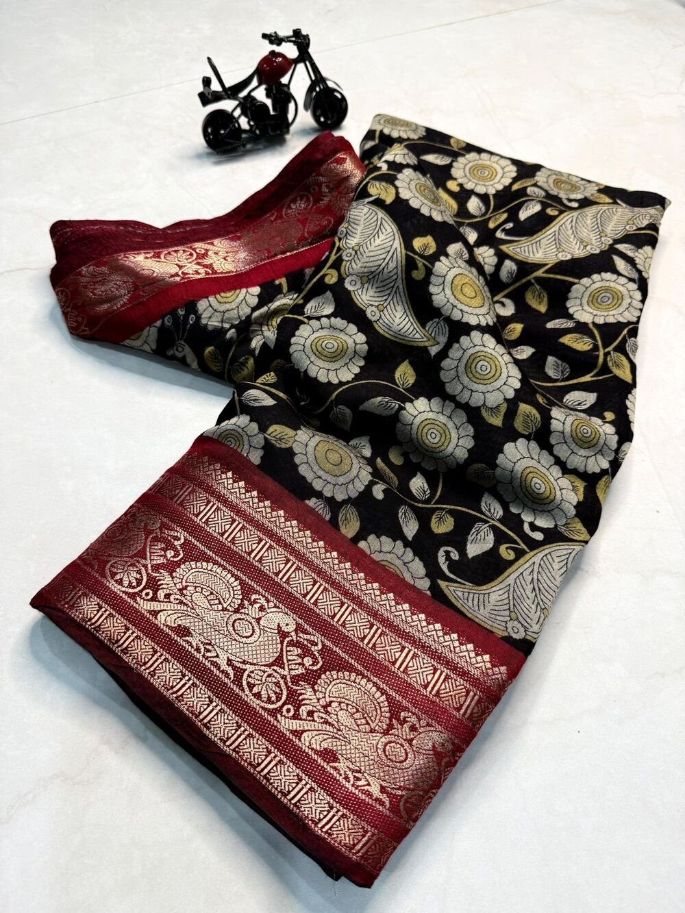 Soft Mangalagiri silks with superhit kalamkari design in body and zari border With running blouse Soft n flowy material, very comfortable to wear..