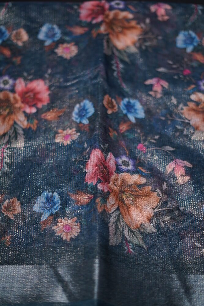 Fabric- Soft linen shimmer with all over zari linen in body and silver zari boder floral digital printed . Work- Heavy multi stiched Border with fancy butta Blouse- Linen simmer digital printed blouse Cut - 6.20 meters - Image 2