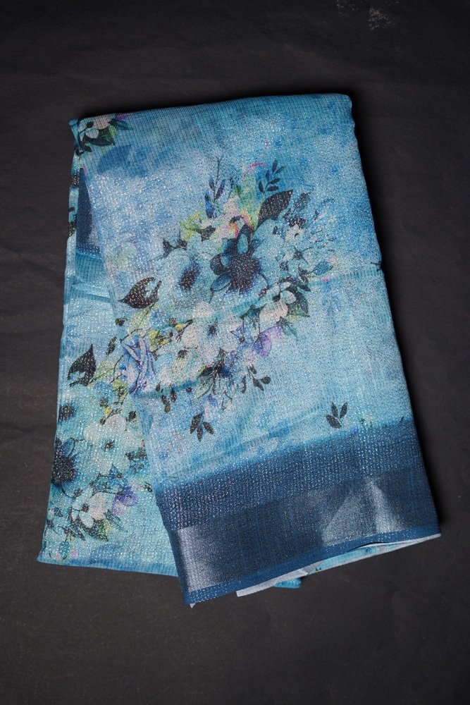 Fabric- Soft linen shimmer with all over zari linen in body and silver zari boder floral digital printed . Work- Heavy multi stiched Border with fancy butta Blouse- Linen simmer digital printed blouse Cut - 6.20 meters