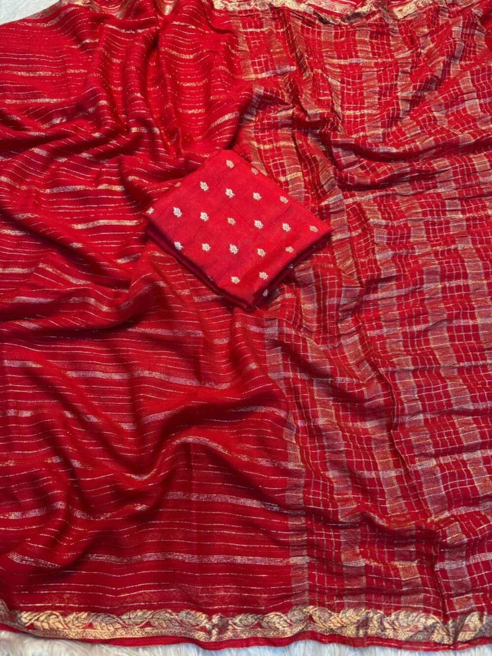 Viscose Georgette Zari lining Pure viscose georgette saree with zari lining weaving in body and leaf design jacq border With lining zari pallu Paired with matching pure viscose silk blouse