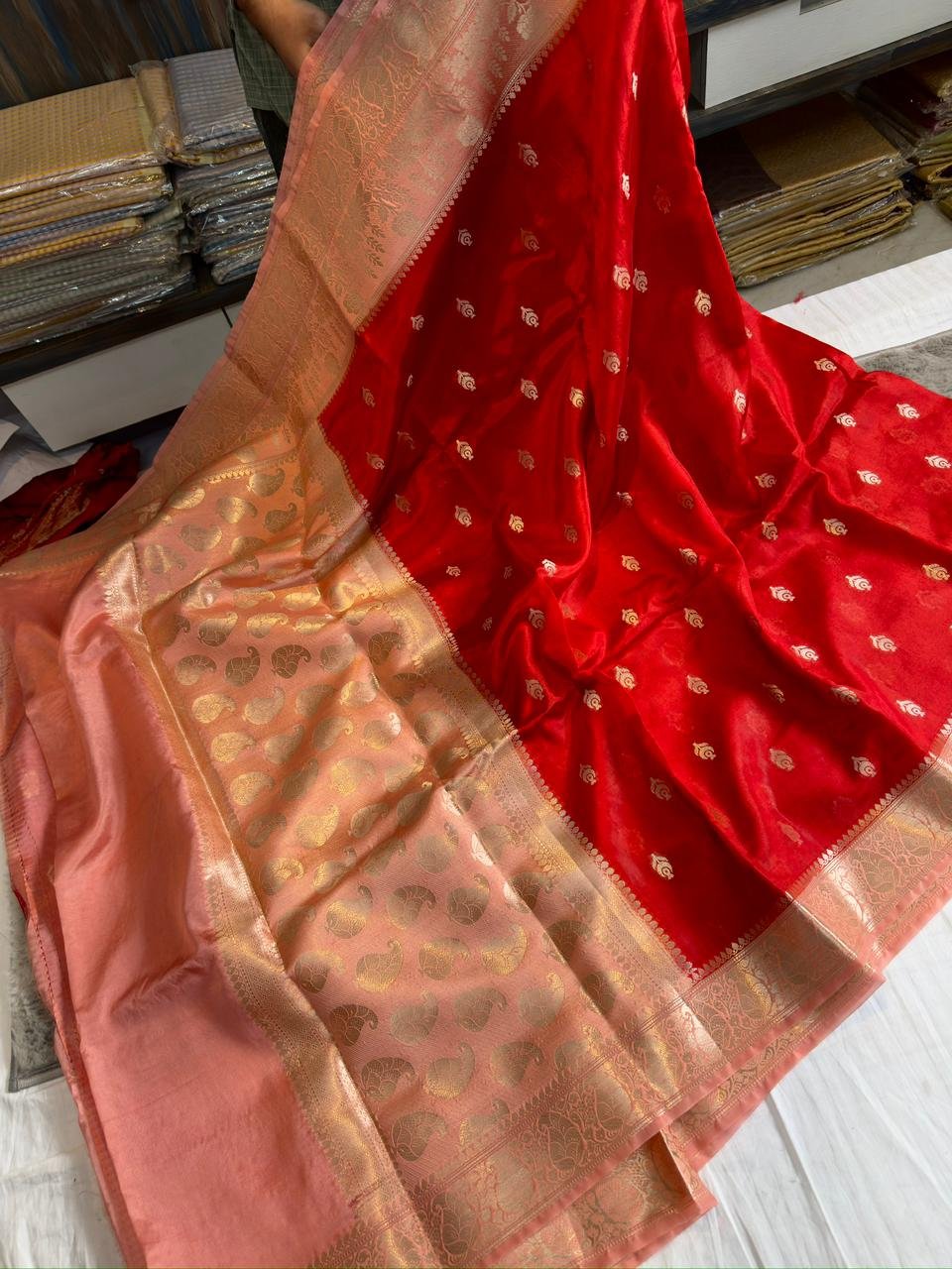 Benarasi paper soft silk fabric saree contrast Benarasi border.. Benarasi zari butti weaving on full saree.. Contrast blouse Fancy contrast weaving designer pallu *Note fabric paper silk soft*