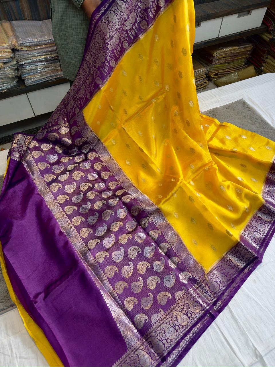 Benarasi paper soft silk fabric saree contrast Benarasi border.. Benarasi zari butti weaving on full saree.. Contrast blouse Fancy contrast weaving designer pallu *Note fabric paper silk soft*