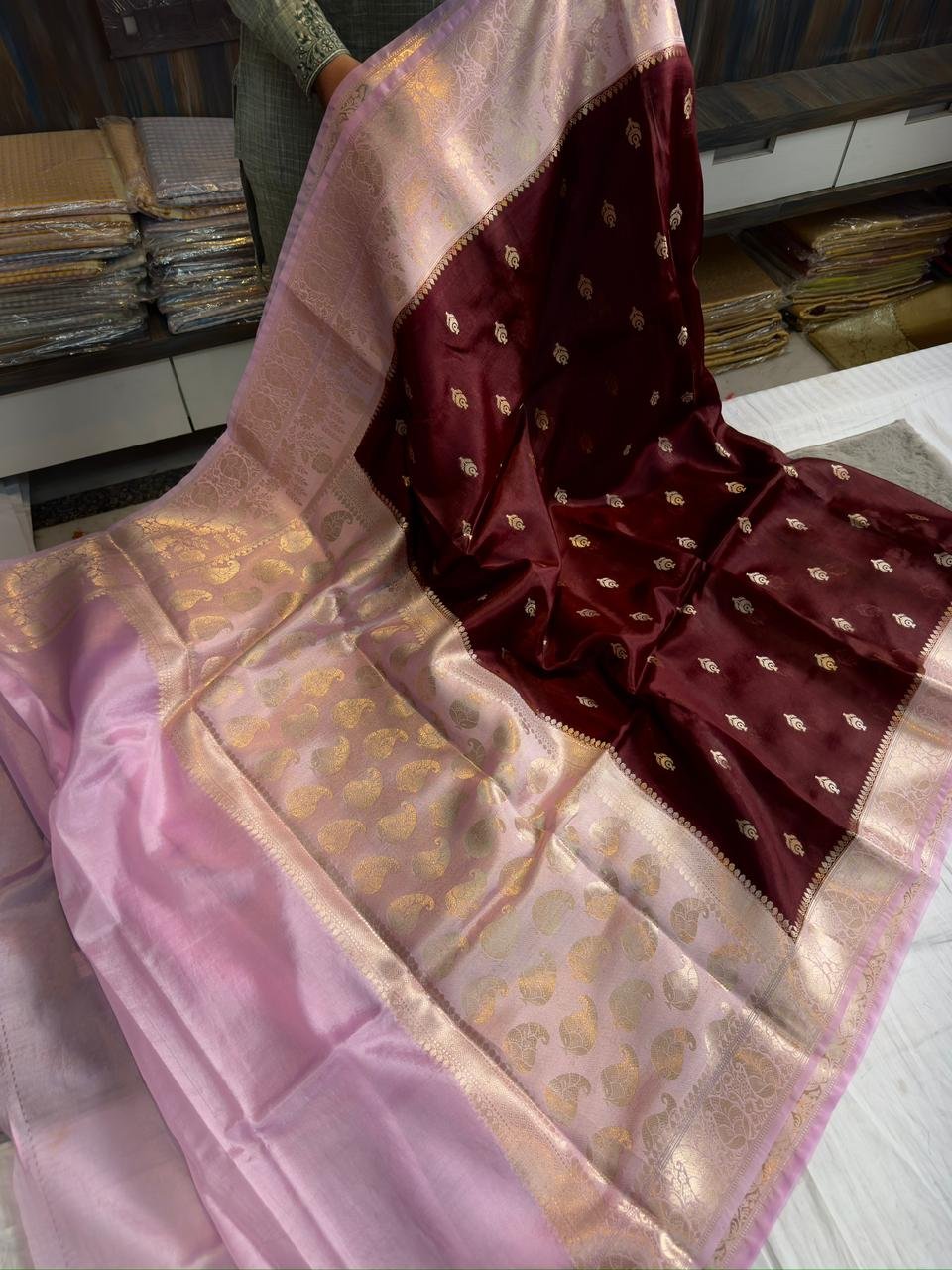 Benarasi paper soft silk fabric saree contrast Benarasi border.. Benarasi zari butti weaving on full saree.. Contrast blouse Fancy contrast weaving designer pallu *Note fabric paper silk soft*