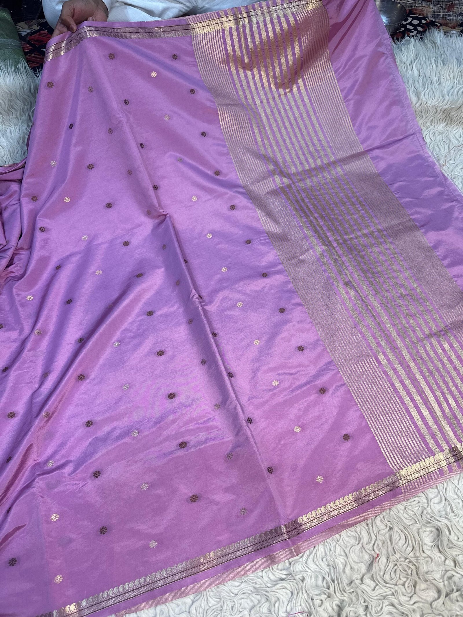 Premium crepe silk Banarasi saree Gold Zari weaving beautiful border ❤️ and beautiful small buti body Rich jaquard pallu With zari blouse piece 3-4 days to Ship