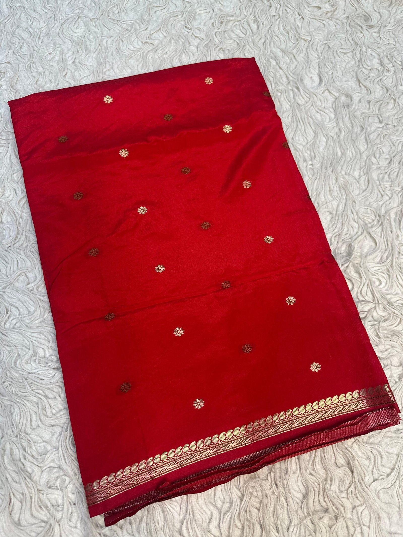 Premium crepe silk Banarasi saree Gold Zari weaving beautiful border ❤️ and beautiful small buti body Rich jaquard pallu With zari blouse piece 3-4 days to Ship