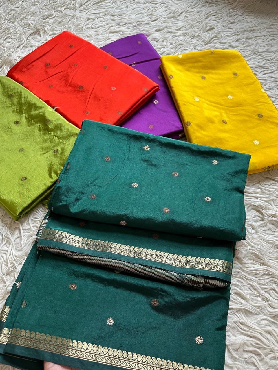 Premium crepe silk Banarasi saree Gold Zari weaving beautiful border ❤️ and beautiful small buti body Rich jaquard pallu With zari blouse piece 3-4 days to Ship