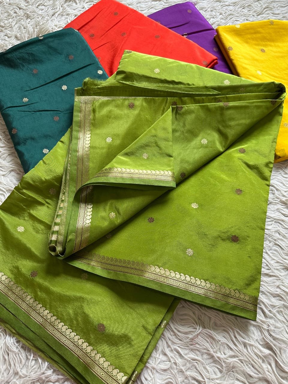 Premium crepe silk Banarasi saree Gold Zari weaving beautiful border ❤️ and beautiful small buti body Rich jaquard pallu With zari blouse piece 3-4 days to Ship