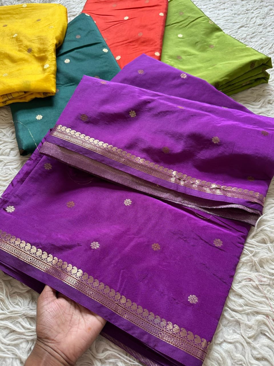 Premium crepe silk Banarasi saree Gold Zari weaving beautiful border ❤️ and beautiful small buti body Rich jaquard pallu With zari blouse piece 3-4 days to Ship