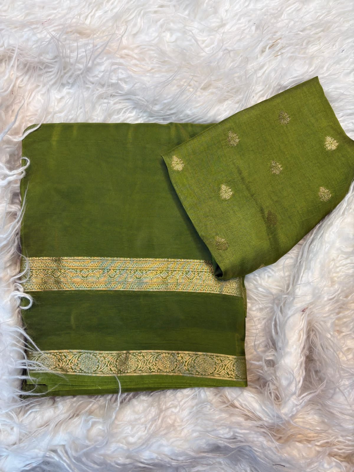 ---Prebooking 15 days to ship ---Viscose mysore crepe silk saree with bentex concept gap border and lining zari pallu Paired with matching butti weave viscose blouse Saree in trending colors