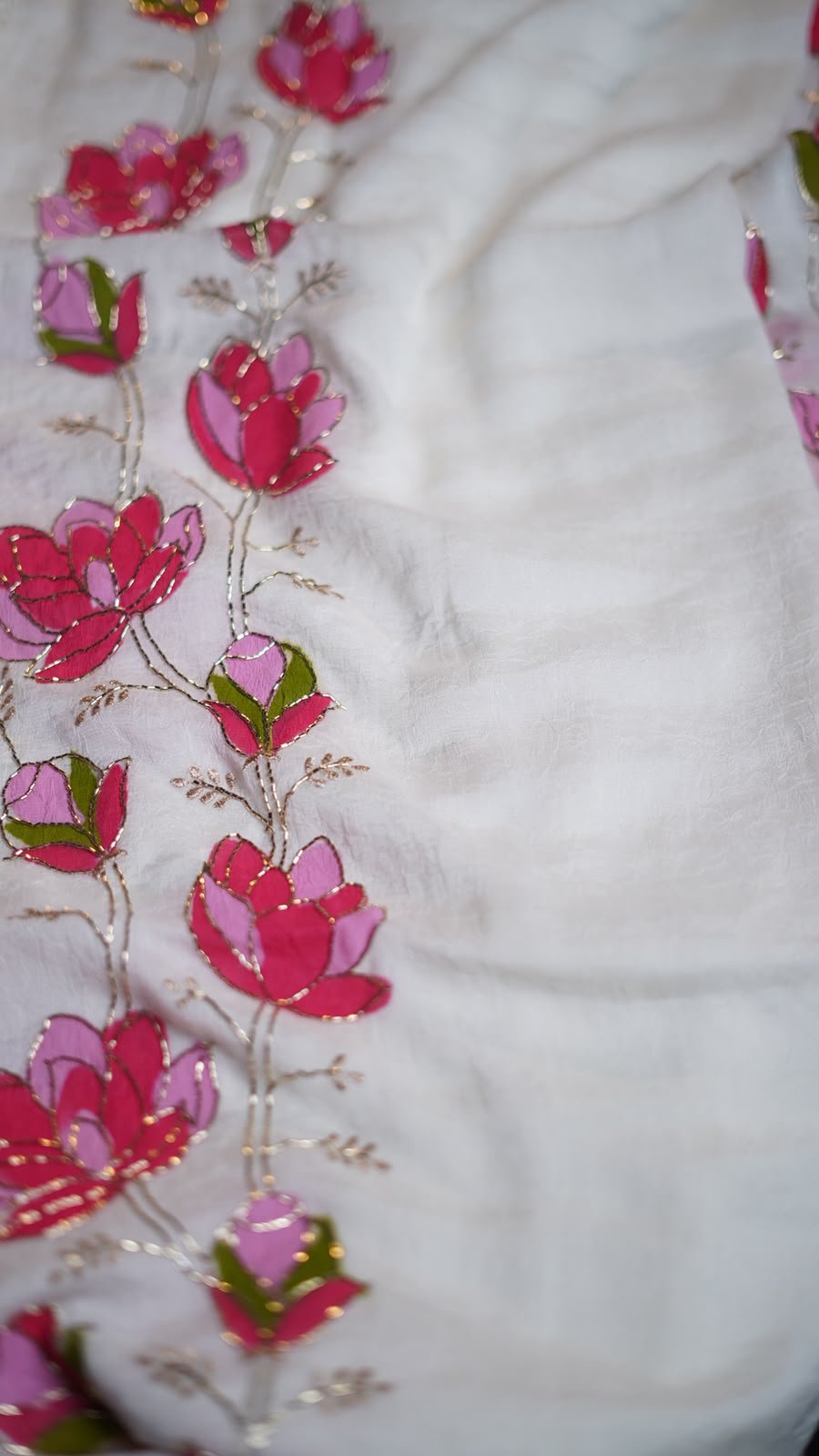 ✨ Premium Bember Crush Saree ✨ 🎨 Work: Original Handwork & Hand-Painted Flowers ✨ Finish: Premium Lace Border 👚 Blouse: Rich Brocade Blouse 1899/-