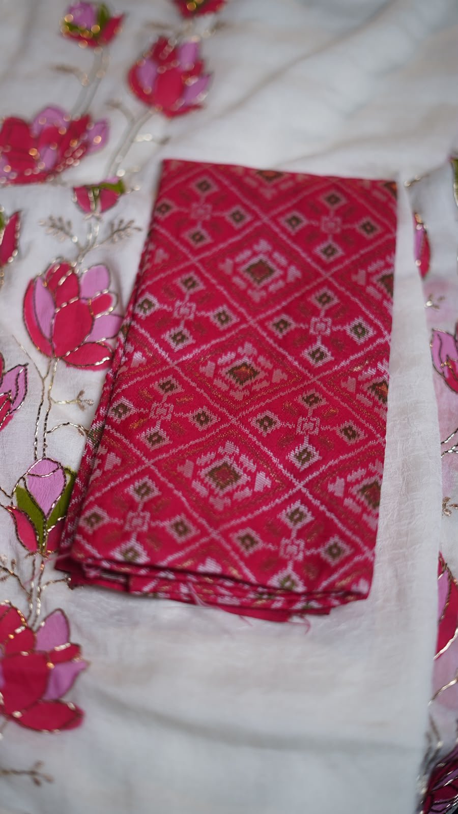 ✨ Premium Bember Crush Saree ✨ 🎨 Work: Original Handwork & Hand-Painted Flowers ✨ Finish: Premium Lace Border 👚 Blouse: Rich Brocade Blouse 1899/- - Image 3
