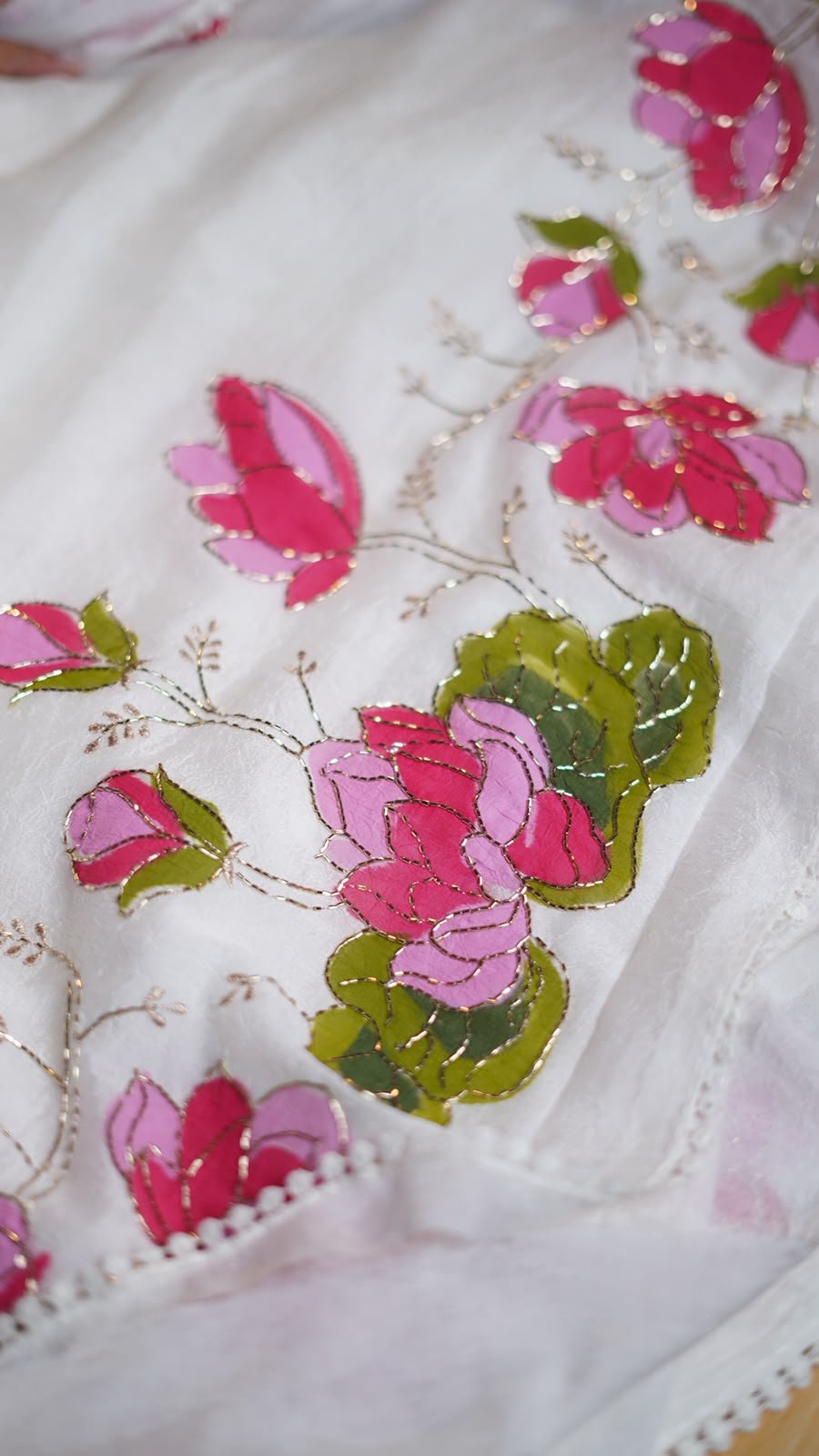 ✨ Premium Bember Crush Saree ✨ 🎨 Work: Original Handwork & Hand-Painted Flowers ✨ Finish: Premium Lace Border 👚 Blouse: Rich Brocade Blouse 1899/- - Image 5