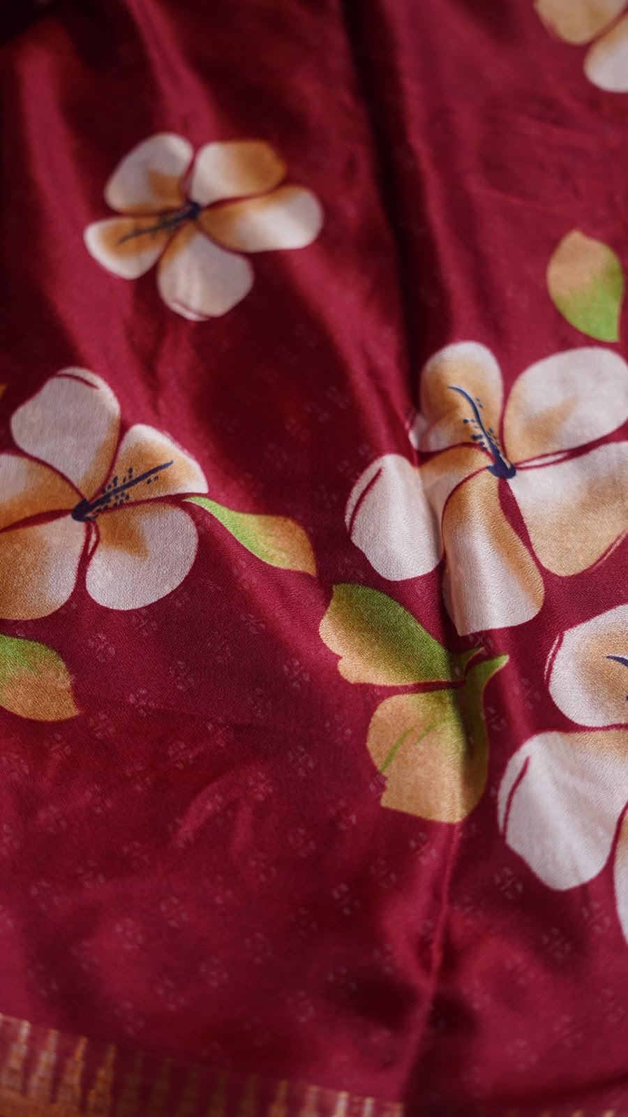 Flower crepe * georgette crepe saree* *soft smooth Georgette crepe saree with flower print in body and temple zari weaving border both sides* *with beautiful printed pallu, rich looking and easy to drape saree* *paired with running crepe blouse* - Image 2