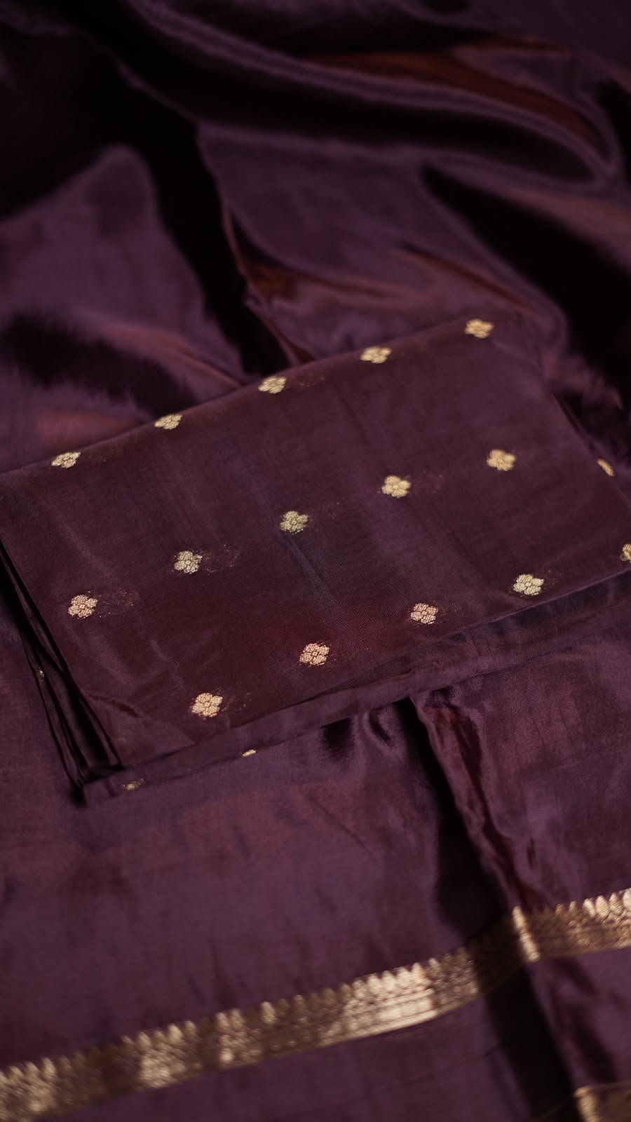 *Royale crepe* Pure viscose mysore crepe silk saree with bentex concept gap border and lining zari pallu Paired with matching butti weave viscose blouse Saree in trending colors - Image 3